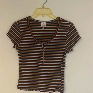 Neutral color stripped t shirt in the size medium
